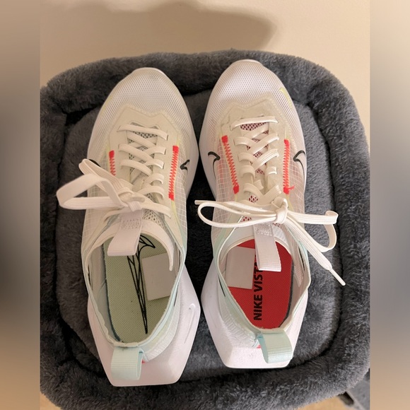 Nike - Picture 5 of 8